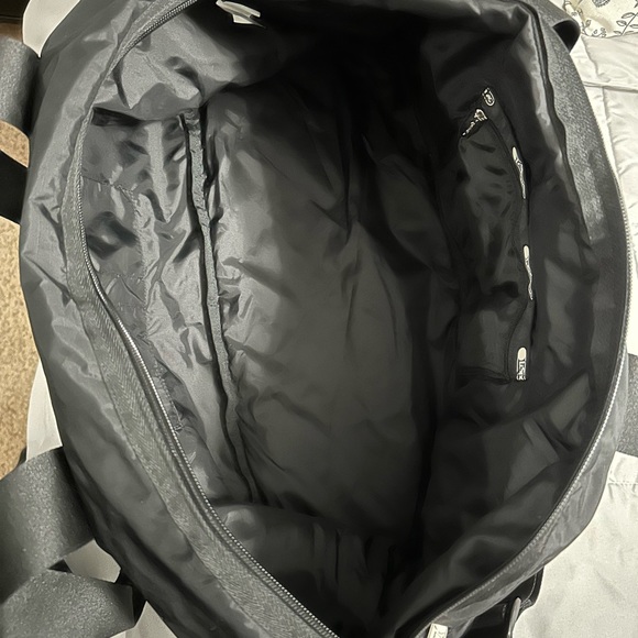 Brand new LeSportsac Dakota Medium Deluxe Overnight Bag - Picture 3 of 7